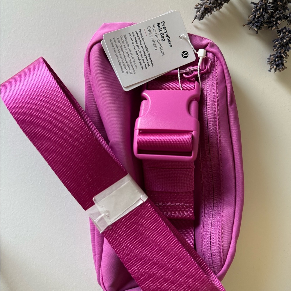 lululemon BNWT everywhere belt bag magenta pink - Picture 3 of 5